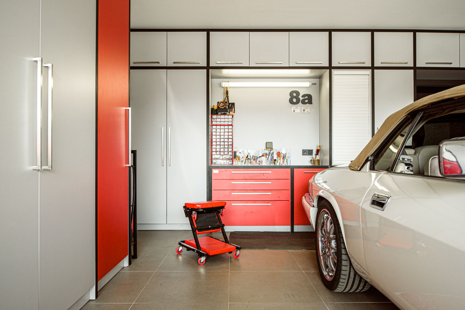 Moderný interiér garáže, moderná garáź v rodinnom dome od design-factory