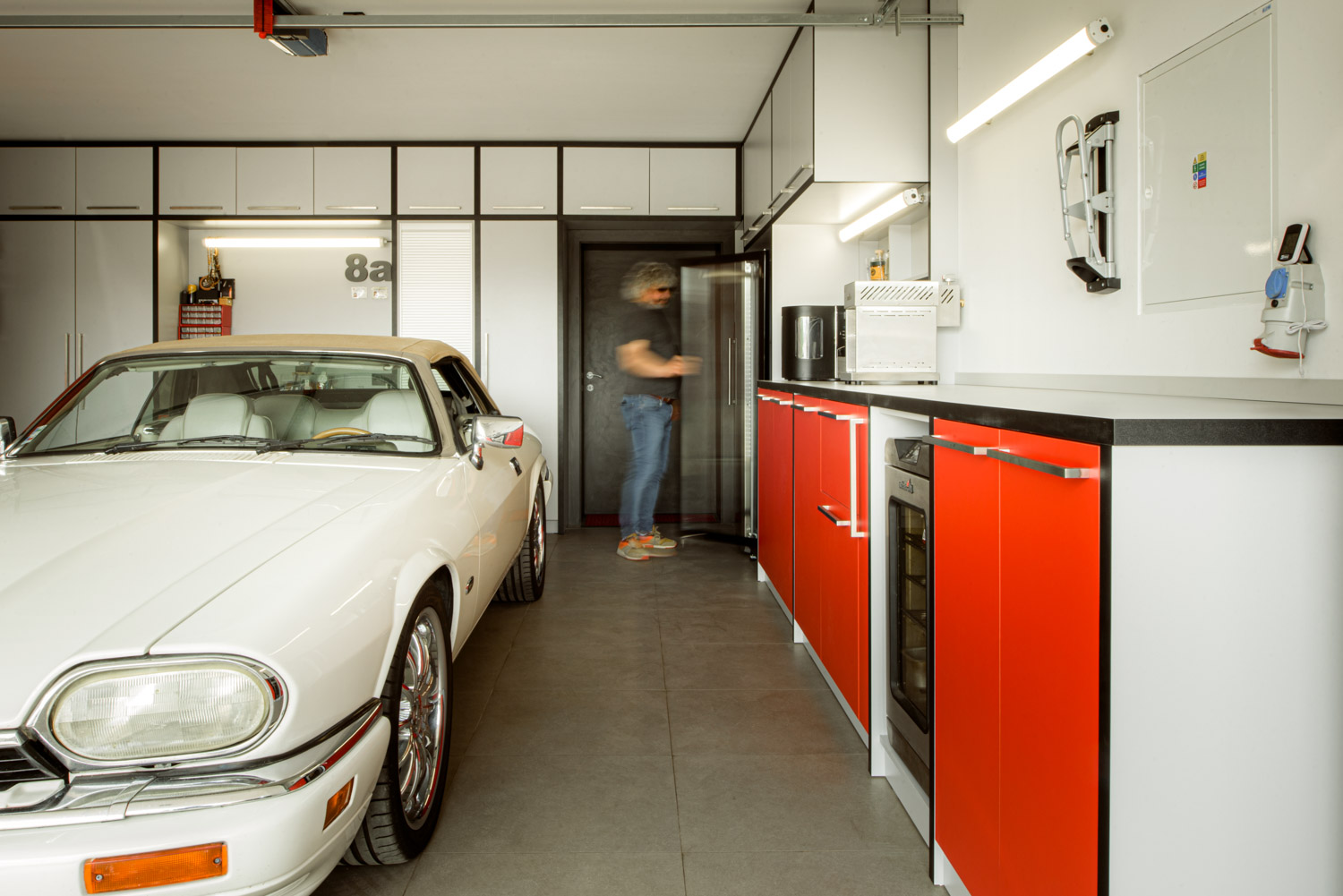 Moderní interiér garáže, moderní garáž v rodinném domě od design-factory