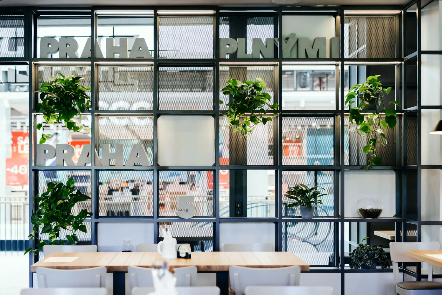 Restaurace Smíchov v Nitre dostala nový interiér na míru ve spolupráci s design-factory a DL Studio Praha